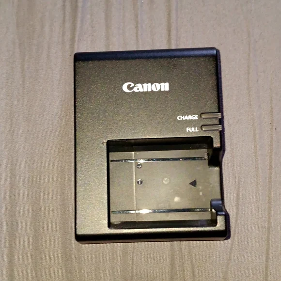 Canon battery charger - Picture 2 of 3
